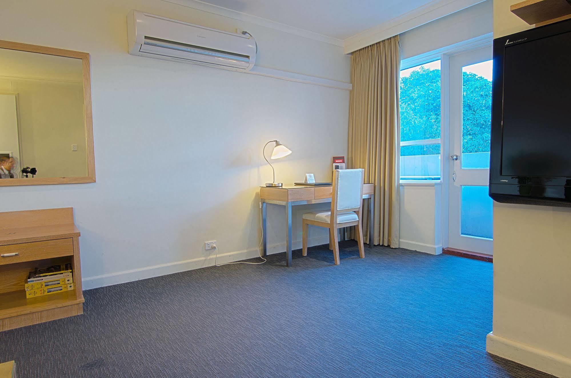 Park Squire Motor Inn & Serviced Apartments Мельбурн Экстерьер фото